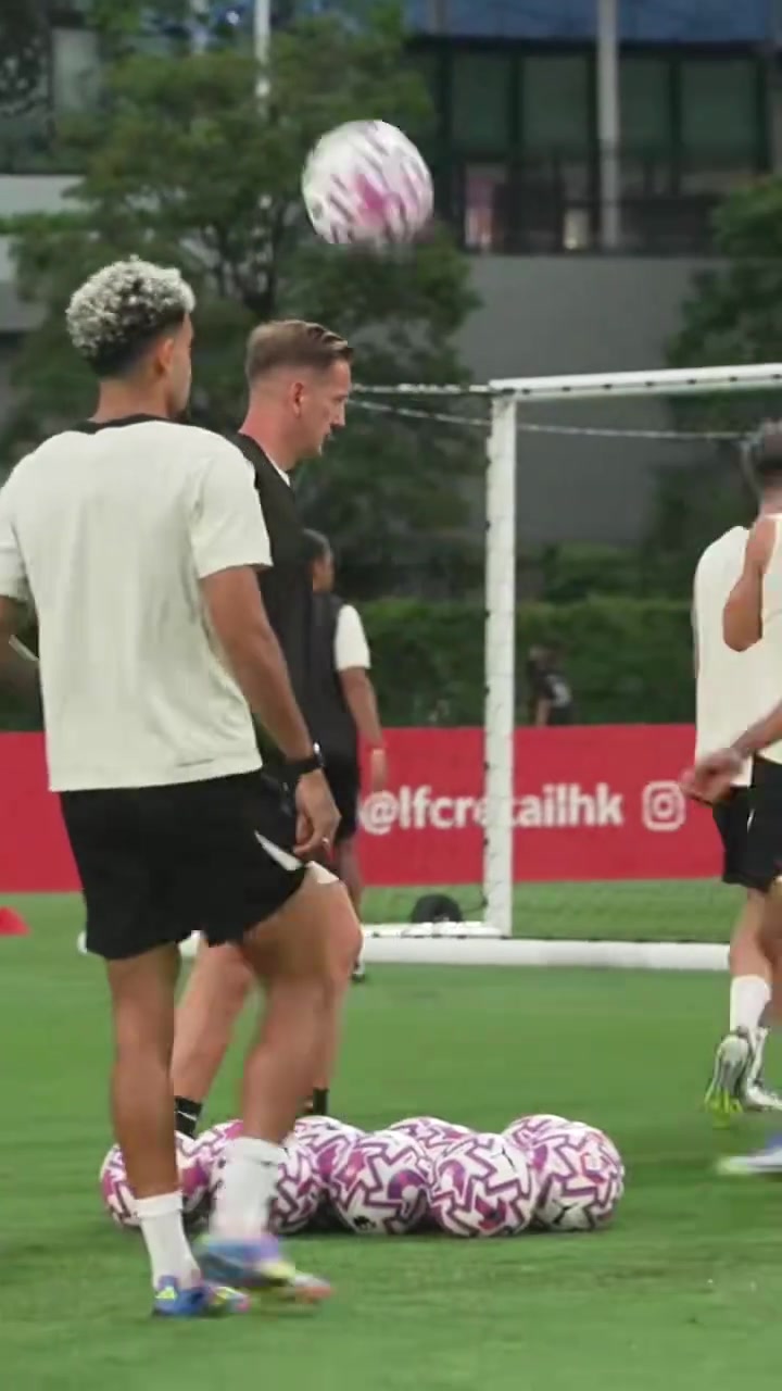 職業(yè)球員的絕對球感拜仁新援迪亞斯秀球技