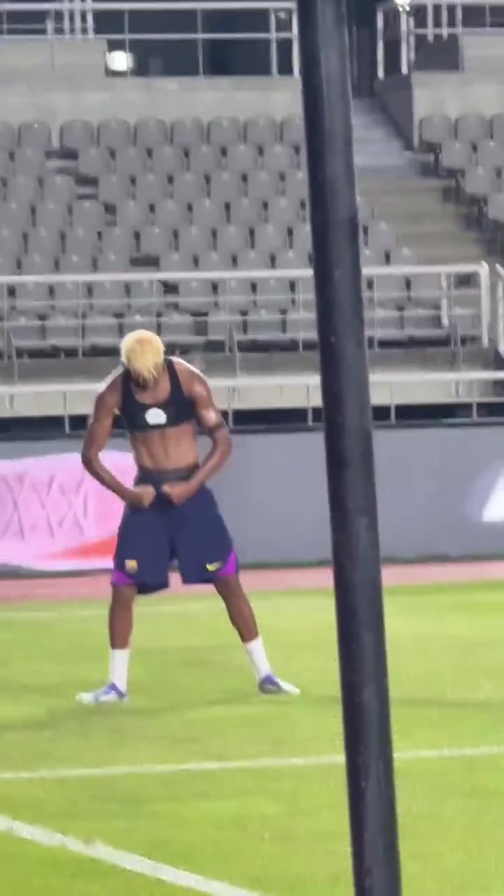 亞馬爾在訓(xùn)練賽模仿拉什福德的慶祝動(dòng)作