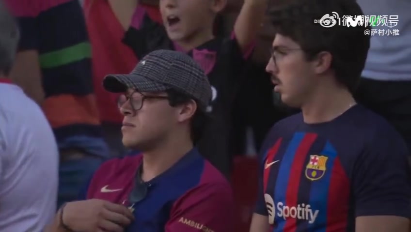 巴薩大比分失利但看臺上的巴薩球迷親吻隊(duì)徽支持巴薩?