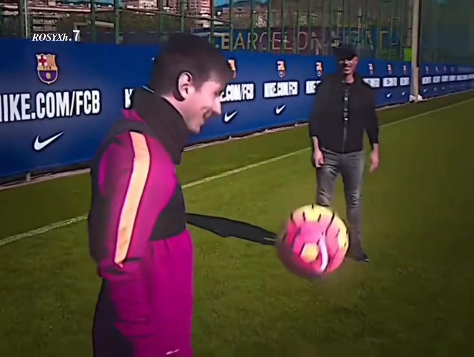 梅西抬手不是抱歉而是老弟你還得練