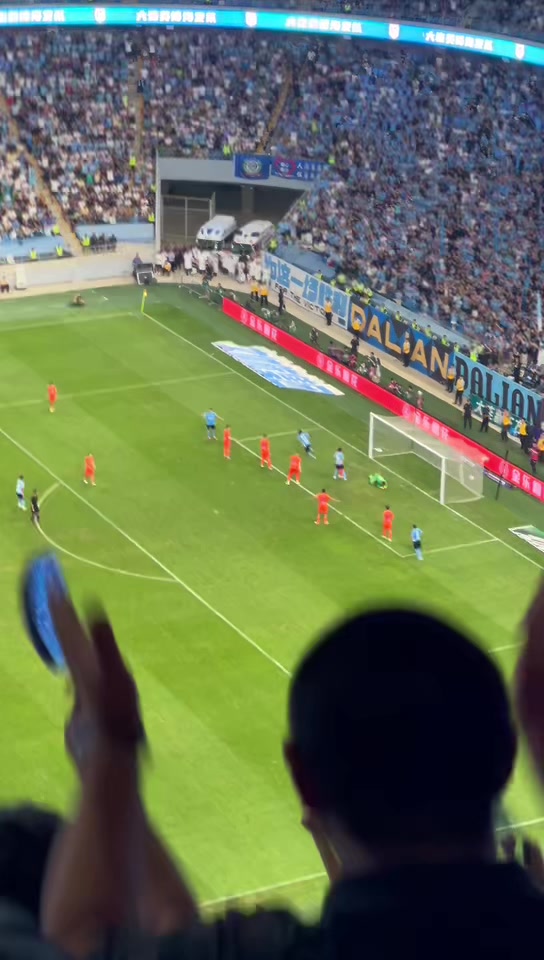 球迷實(shí)拍大連英博拉布亞德任意球破門