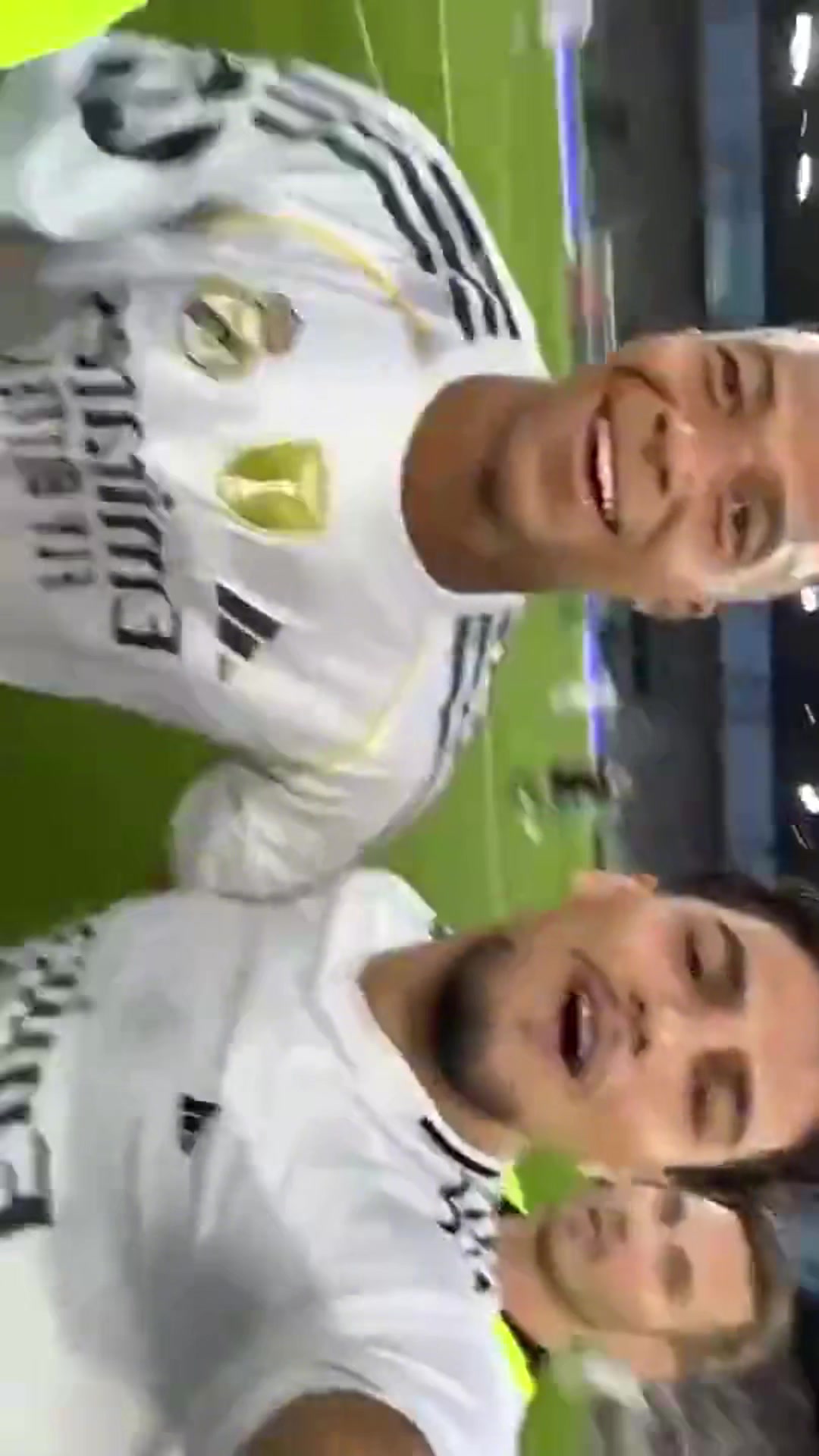 姆總還配合的笑了沖場找姆巴佩要合影的球迷發(fā)布沖場自拍視頻