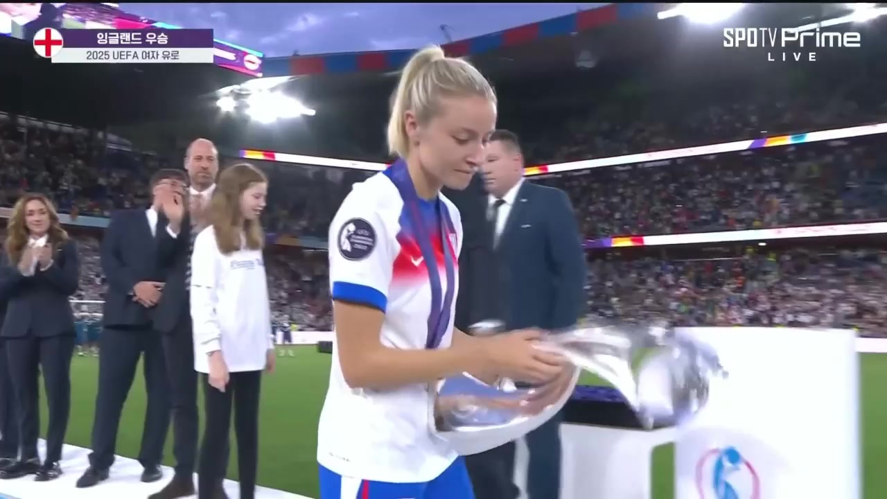 兩奪女足歐洲杯冠軍英格蘭女足高舉冠軍獎杯全隊慶祝