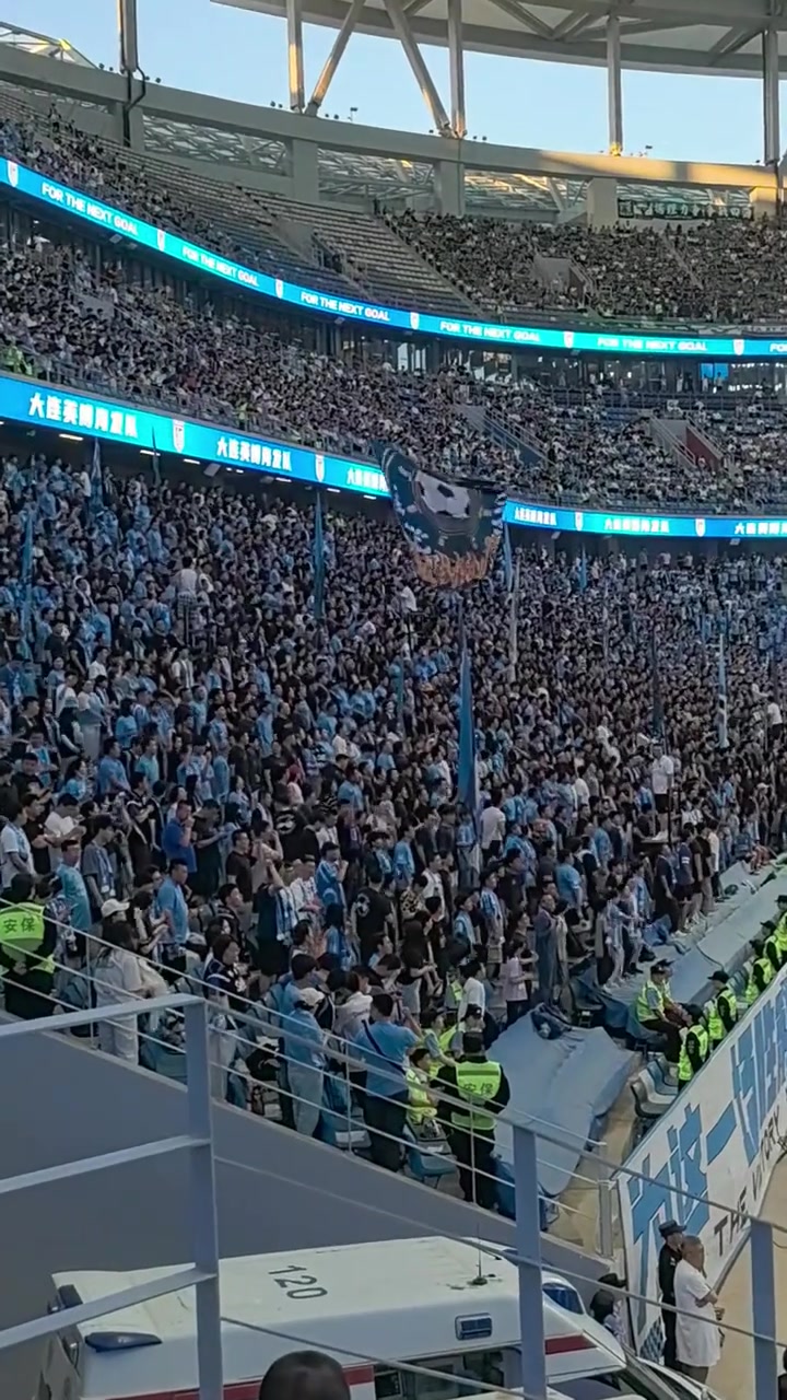 不愧魔鬼主場實(shí)拍梭魚灣大連球迷氣場強(qiáng)力壓制遠(yuǎn)征國安球迷