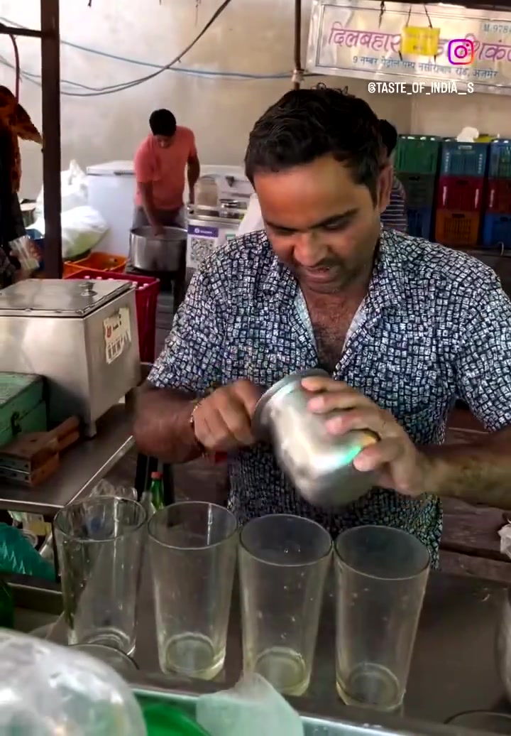 網(wǎng)友調(diào)侃蘇亞雷斯希望球迷相信他的速度依然很快