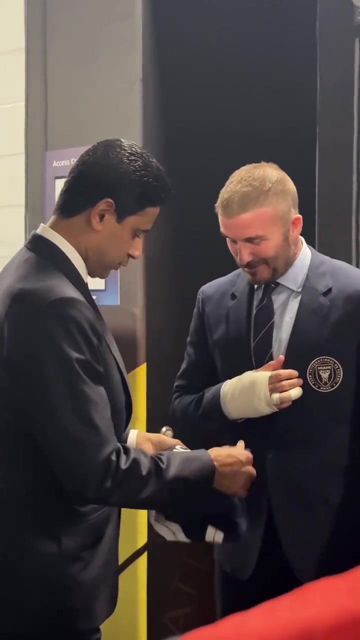 關(guān)系不錯啊納賽爾送給貝克漢姆巴黎隊服并合影