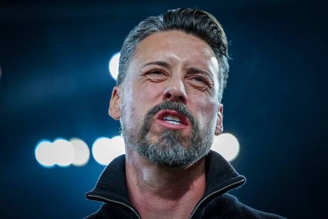 輸球后被球迷掛橫幅批評，奧格斯堡主帥：還以為說的不是我