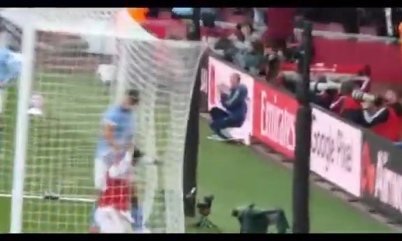 有點壞蘇維門迪從球網(wǎng)拿球準(zhǔn)備開球被魯本迪亞斯一把拽倒