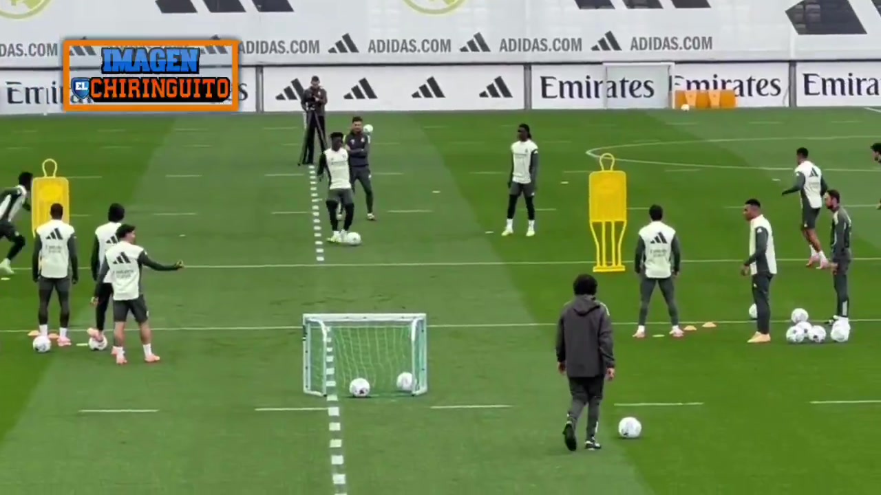 囧維尼修斯訓(xùn)練賽多次射門(mén)不進(jìn)隊(duì)友都看不下去了