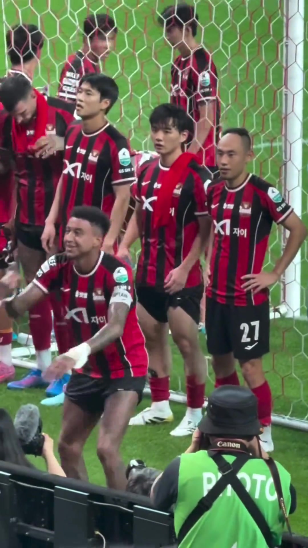 首爾舞王林加德世界波幫助球隊(duì)獲勝賽后謝場(chǎng)時(shí)與球迷互動(dòng)