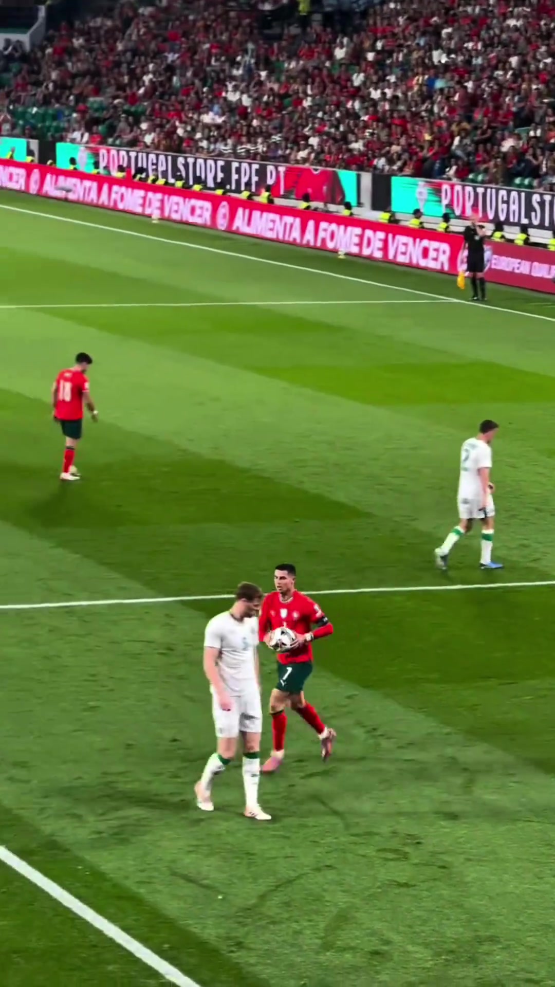 對勝利的渴望C羅點球被撲后趕緊撿球幫對手擺好