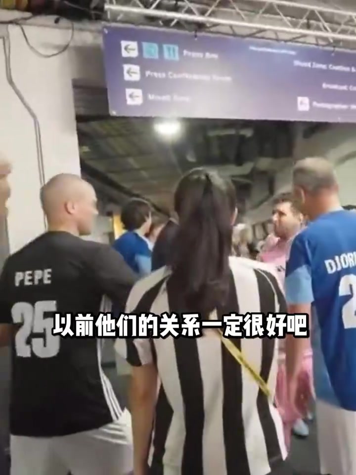 網(wǎng)友惡搞梅西和佩佩握手的時候不會聯(lián)想到當(dāng)年的回憶嗎