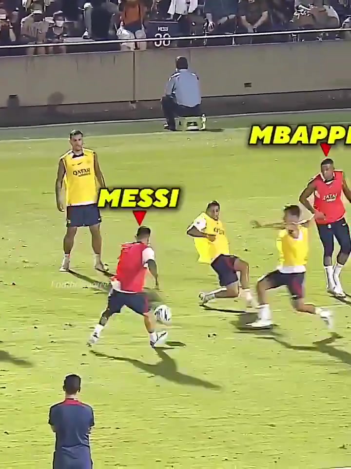 看好了梅西向姆巴佩展示如何過(guò)人