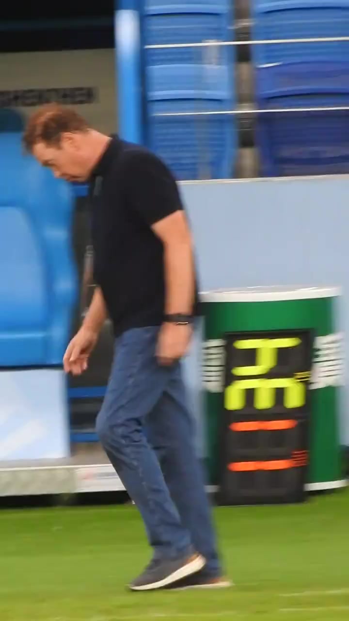 有點(diǎn)無奈申花比分落后時(shí)斯盧茨基在場(chǎng)邊踱來踱去