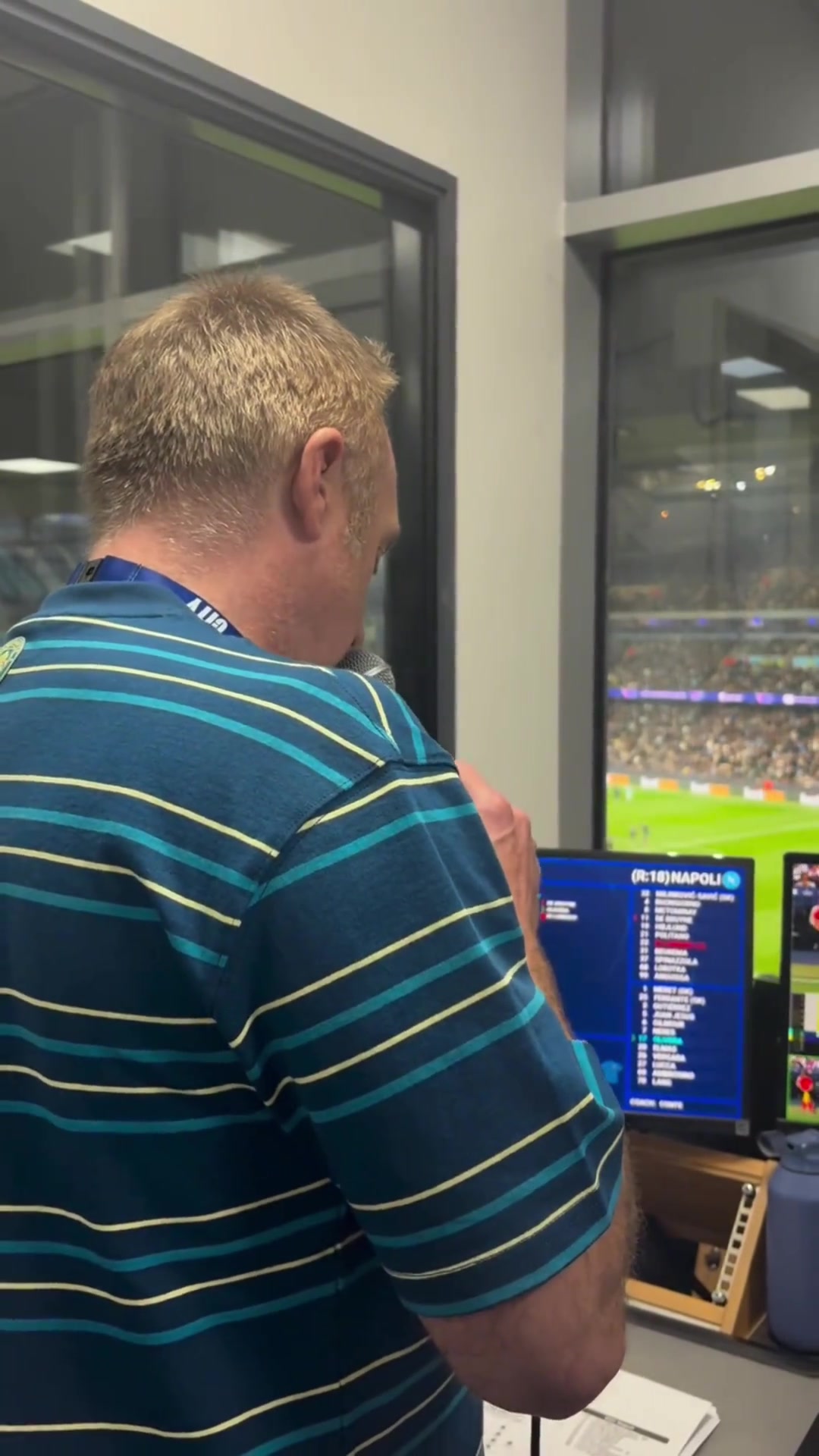 當(dāng)曼城DJ播報(bào)員再喊那個(gè)熟悉的名字全場(chǎng)球迷高唱德布勞內(nèi)之歌