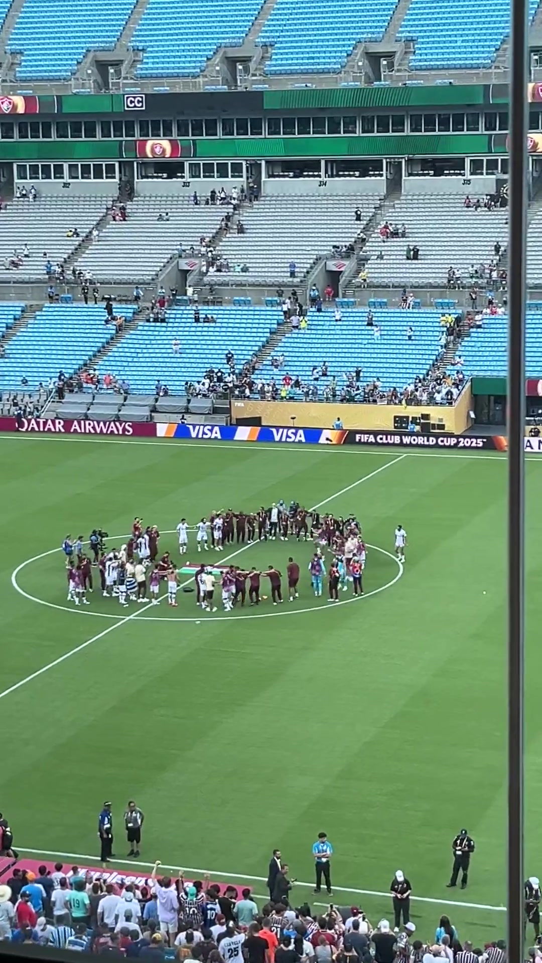 淘汰意甲豪門弗魯米嫩塞全隊(duì)賽后在中圈狂歡