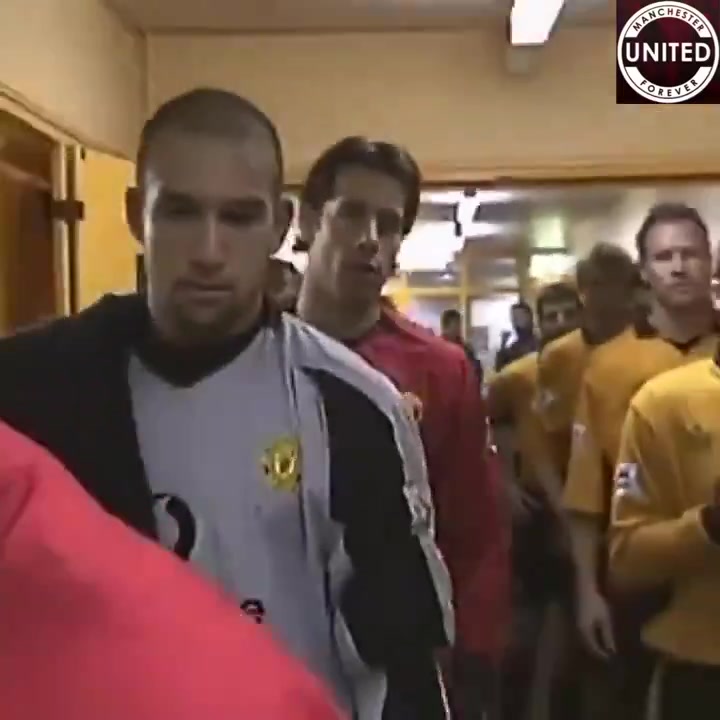 回想當年基恩沒有等待裁判直接沖上球場全隊也跟著沖上去