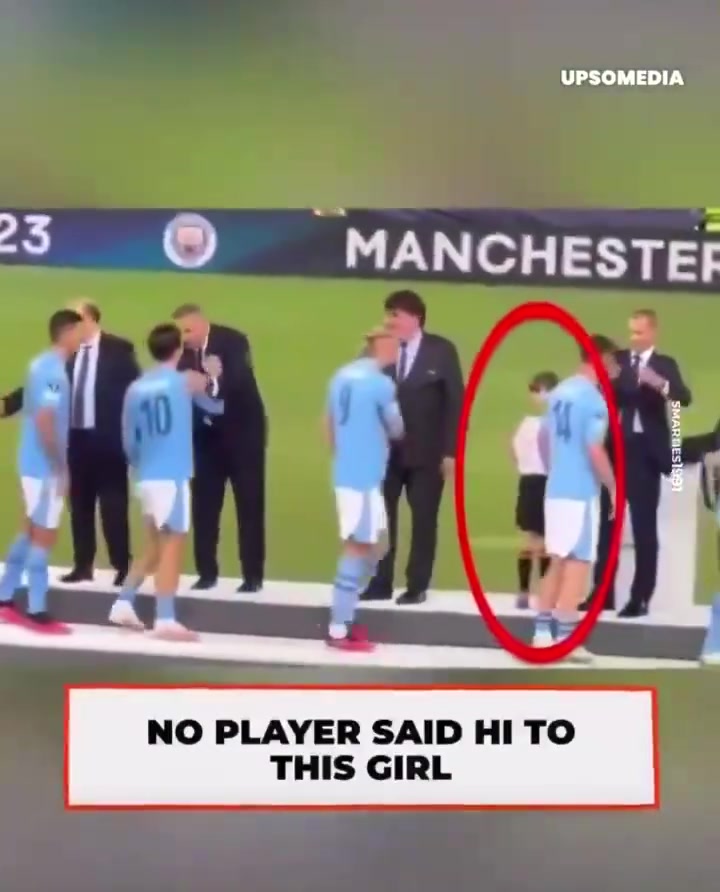 暖心的一幕前面沒有球員對小女孩打招呼此時格拉利什出現(xiàn)了