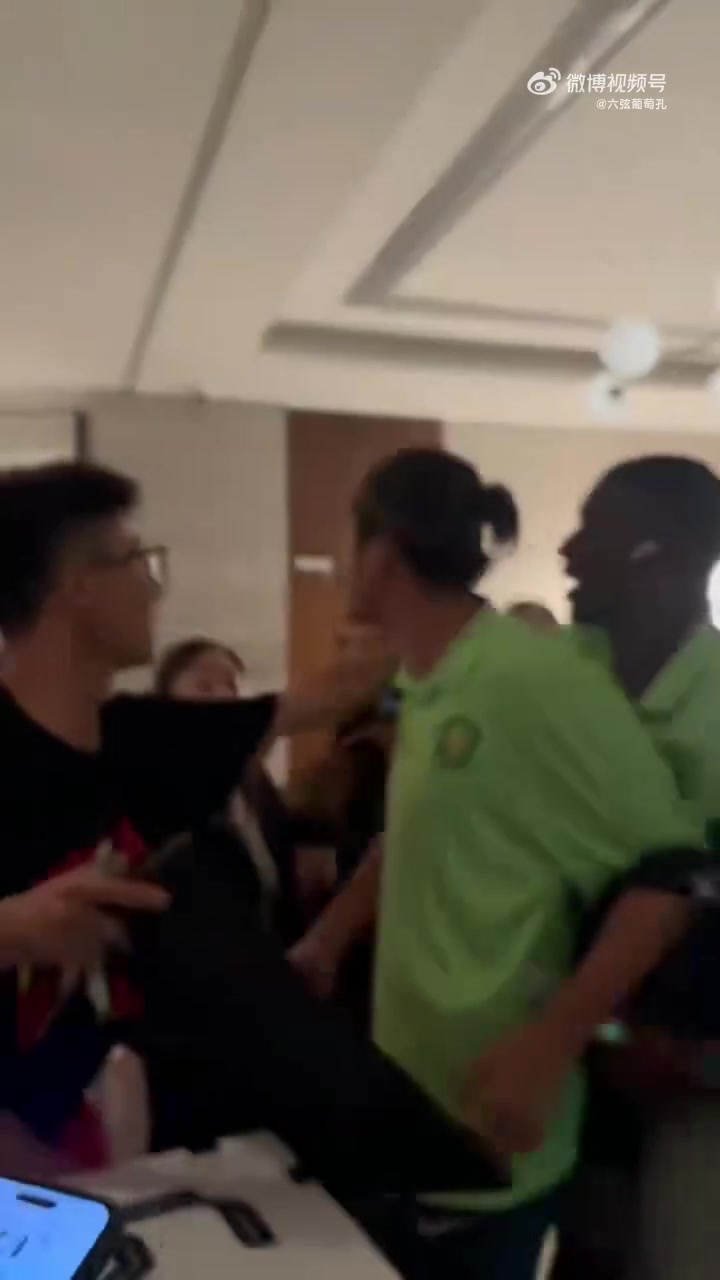 你有啥好逼逼的網(wǎng)傳國安眾將與球迷激烈沖突張玉寧被隊友拉住