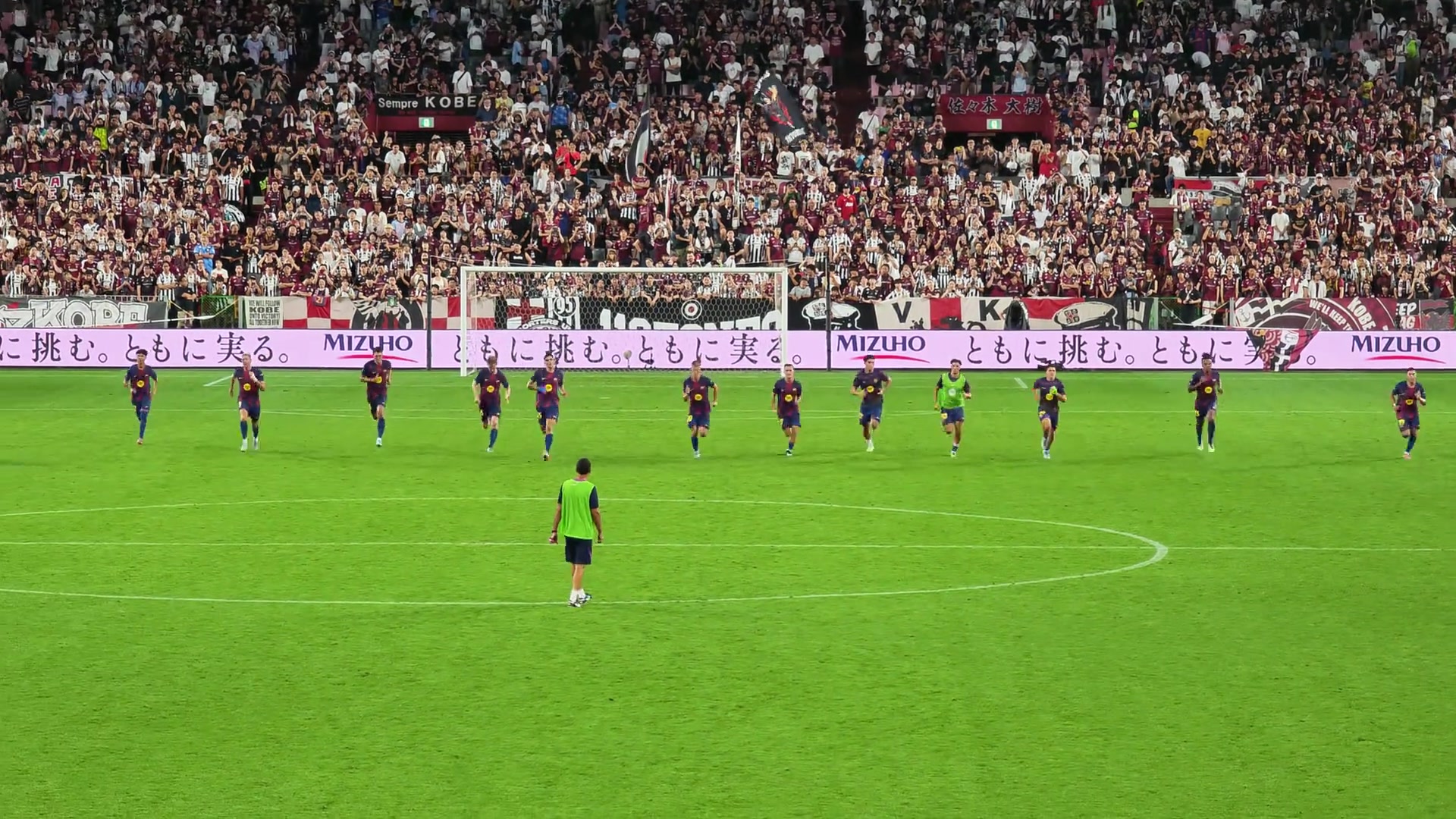 看這背影還以為梅西來(lái)巴薩當(dāng)教練了呢