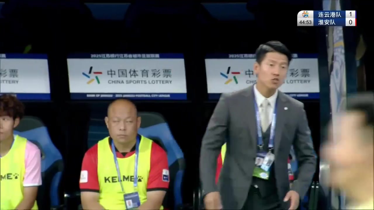 蘇超賽場這二位主帥的顏值甚至是拉爆了場上踢球的球員