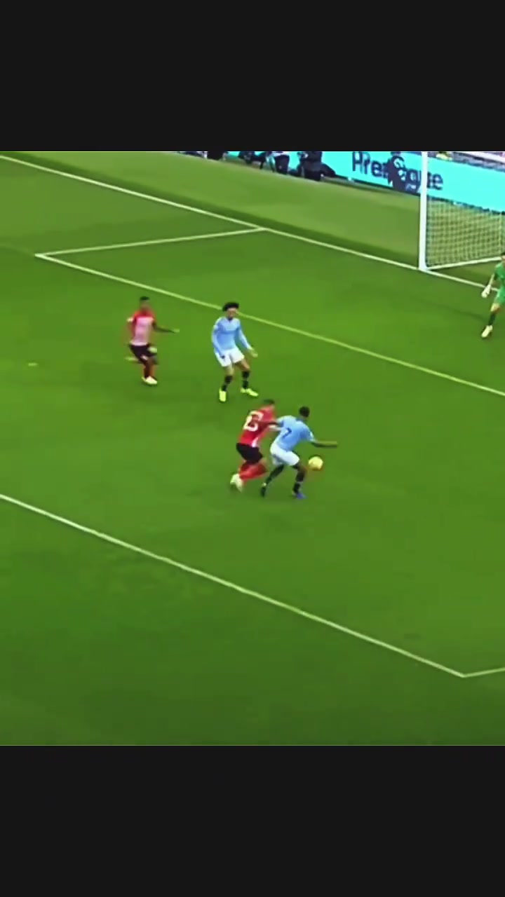 在禁區(qū)里玩起來了瓜迪奧拉你們倒是射門啊