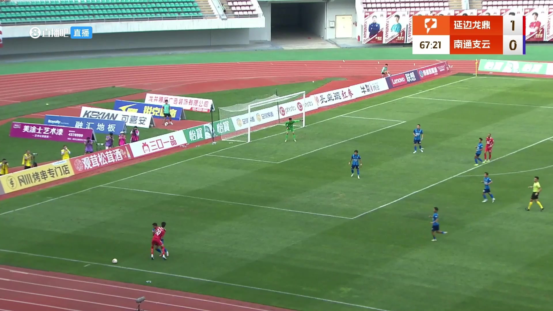 再現(xiàn)名場面中甲球員嘗試彩虹過人無奈沒夾到