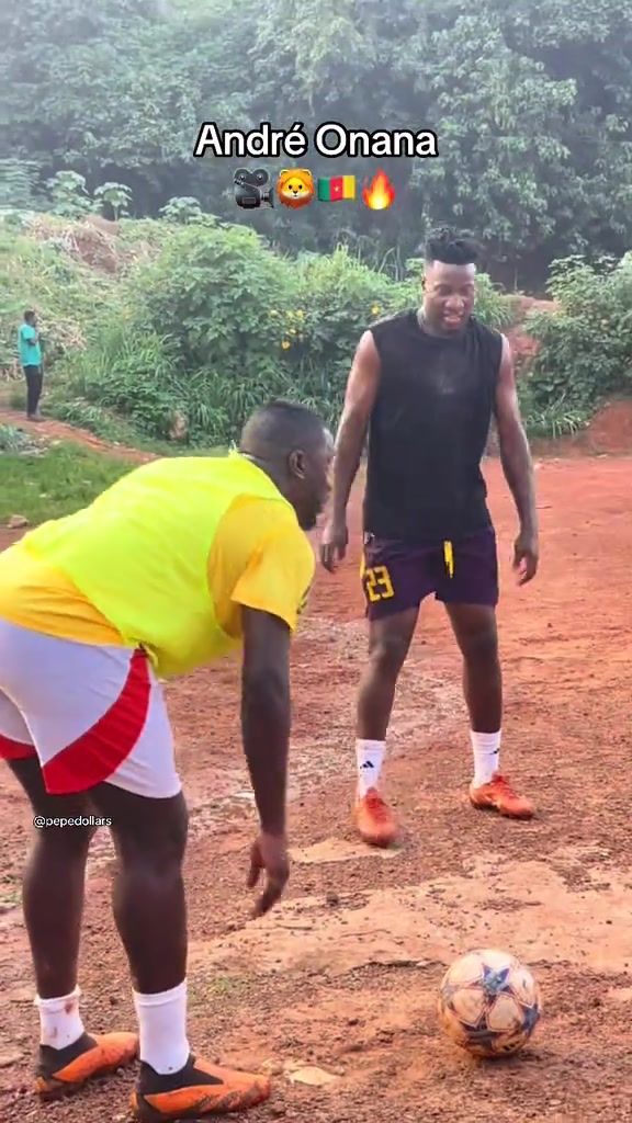 要不踢中鋒實(shí)拍奧納納在老家村超正面對抗黑金剛