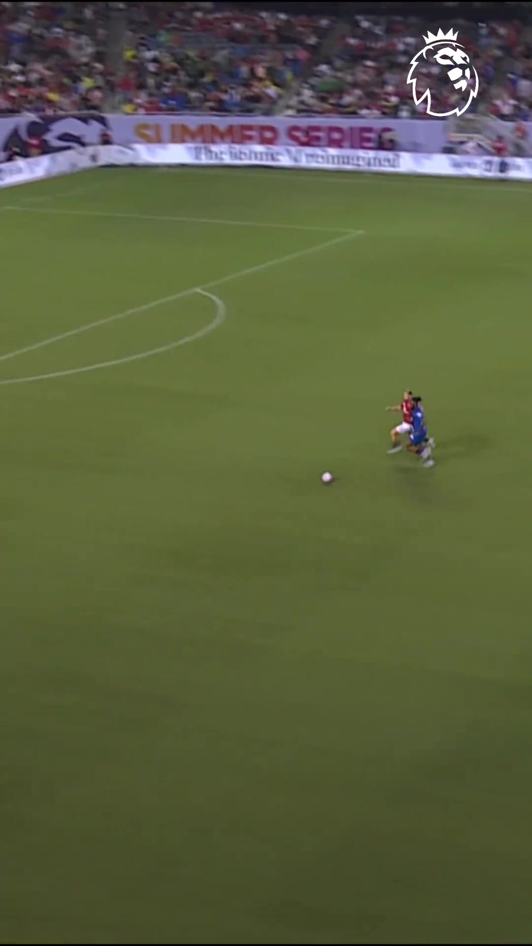 快準(zhǔn)狠盧克肖這次鏟球讓對手趴在地上一臉懵逼