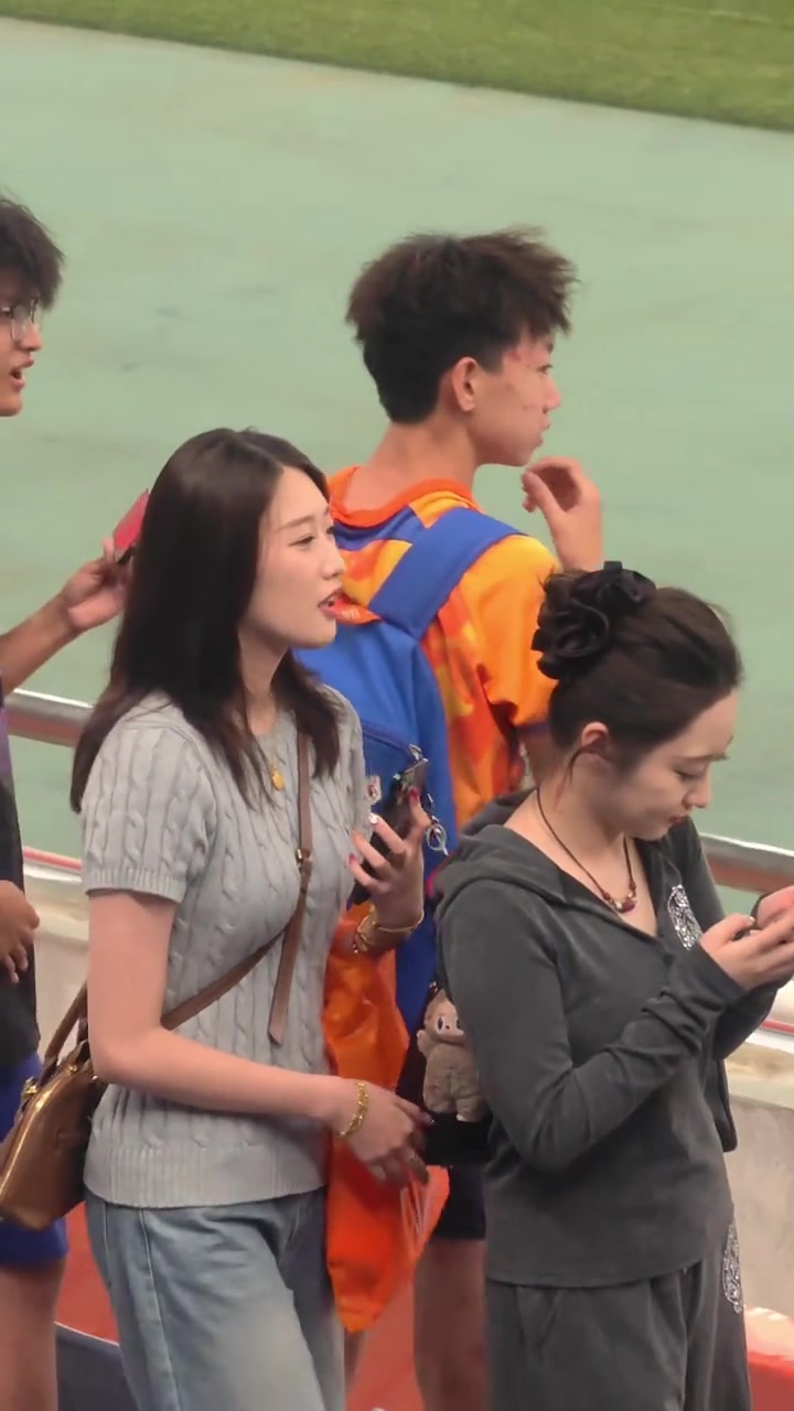 泰山主場迎戰(zhàn)青島西海岸中外美女球迷在濟南奧體看臺爭奇斗艷