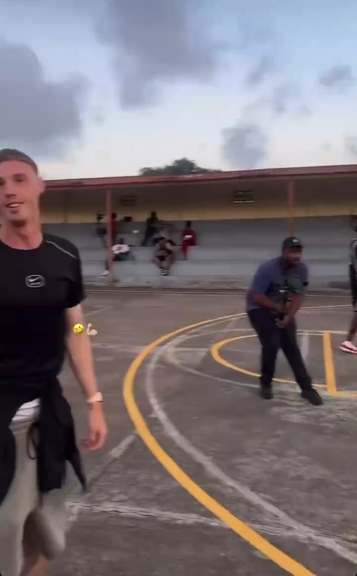 三分神射帕爾默野球場(chǎng)投三分球空心入網(wǎng)