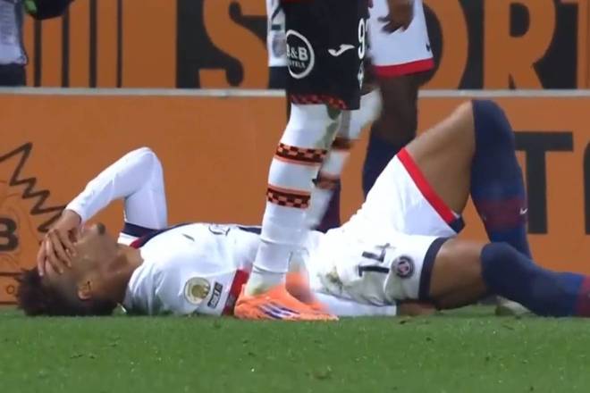 傷得不輕，杜埃在巴黎隊(duì)醫(yī)的攙扶下痛哭流涕