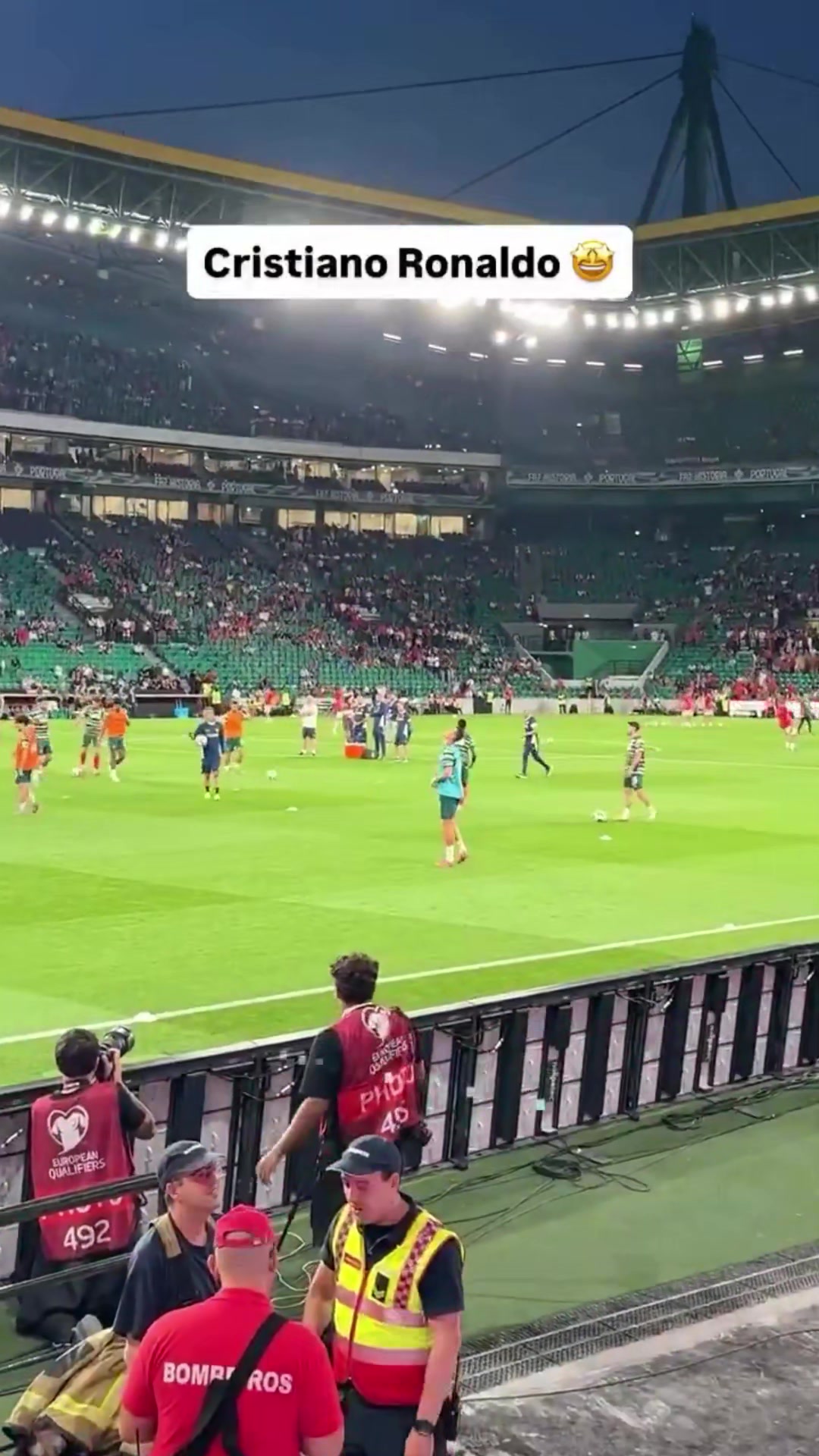 有難度的熱身時C羅向球迷展示高空停球穩(wěn)穩(wěn)停下 小裝一波