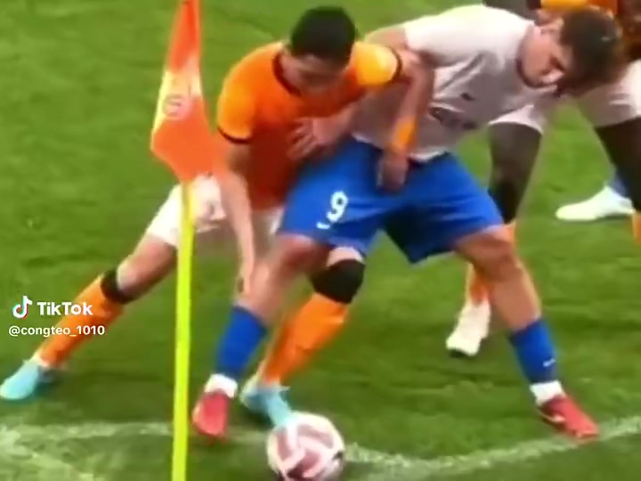 中國(guó)球員足球智商火爆外網(wǎng)原來(lái)足球還可以這么踢