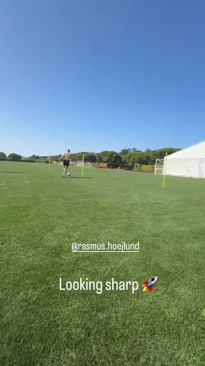 兩位前鋒一起訓(xùn)練馬奎爾霍伊倫相約一起加練備戰(zhàn)新賽季