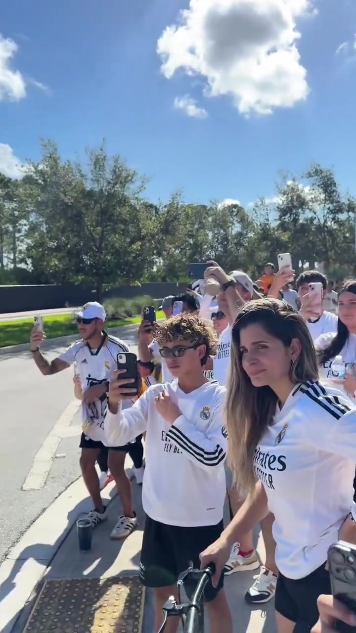 這車沒窗戶皇馬大巴抵達(dá)美國(guó)路邊吃瓜群眾陣陣歡呼