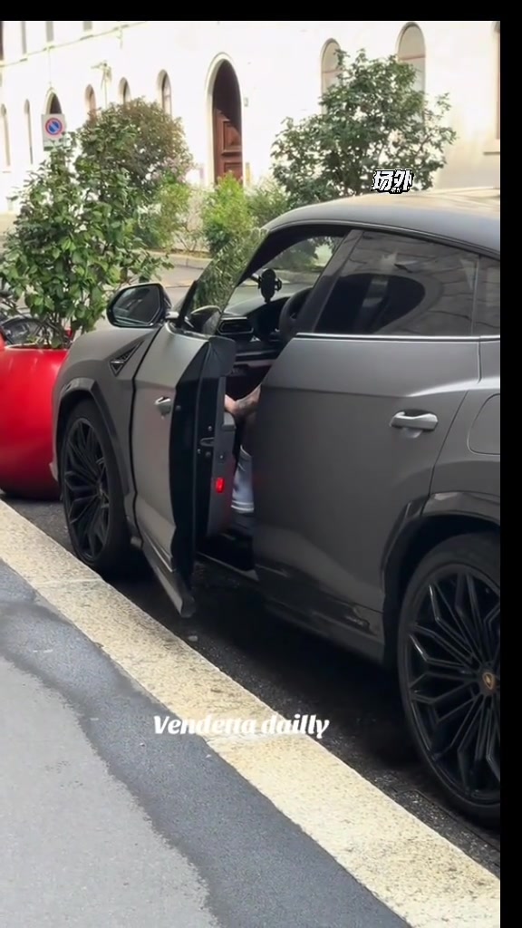 實拍勞塔羅開豪車出街米蘭網(wǎng)友穿拖鞋