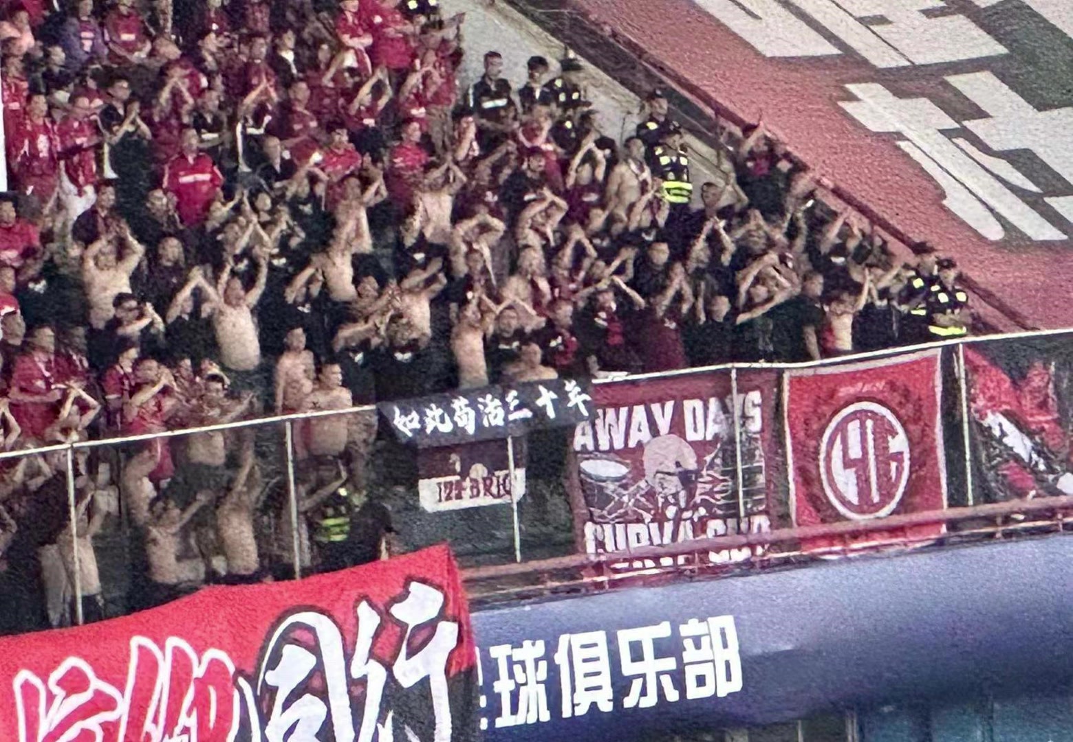 去年極端成都球迷嘲諷河南隊(duì)如此茍活三十年今年...