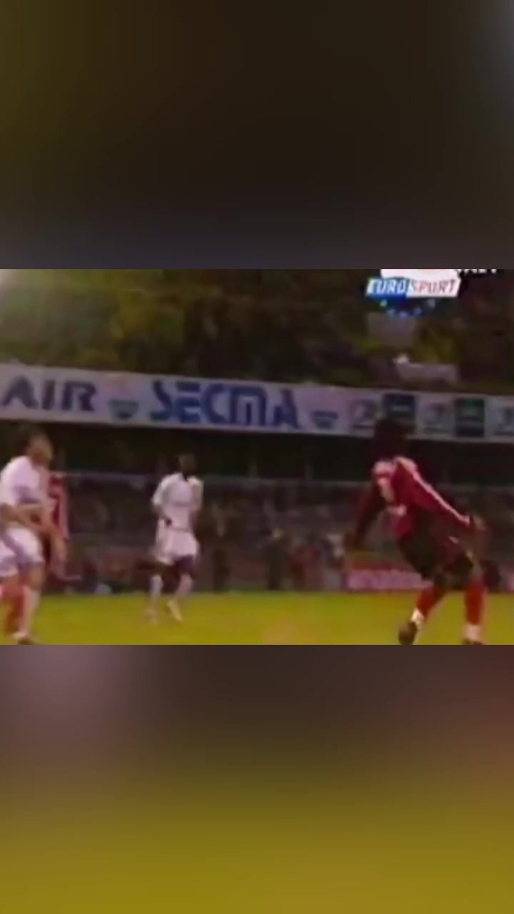 足壇最炸裂的頭球破門沒有之一德羅巴竟成為隊(duì)友背景板