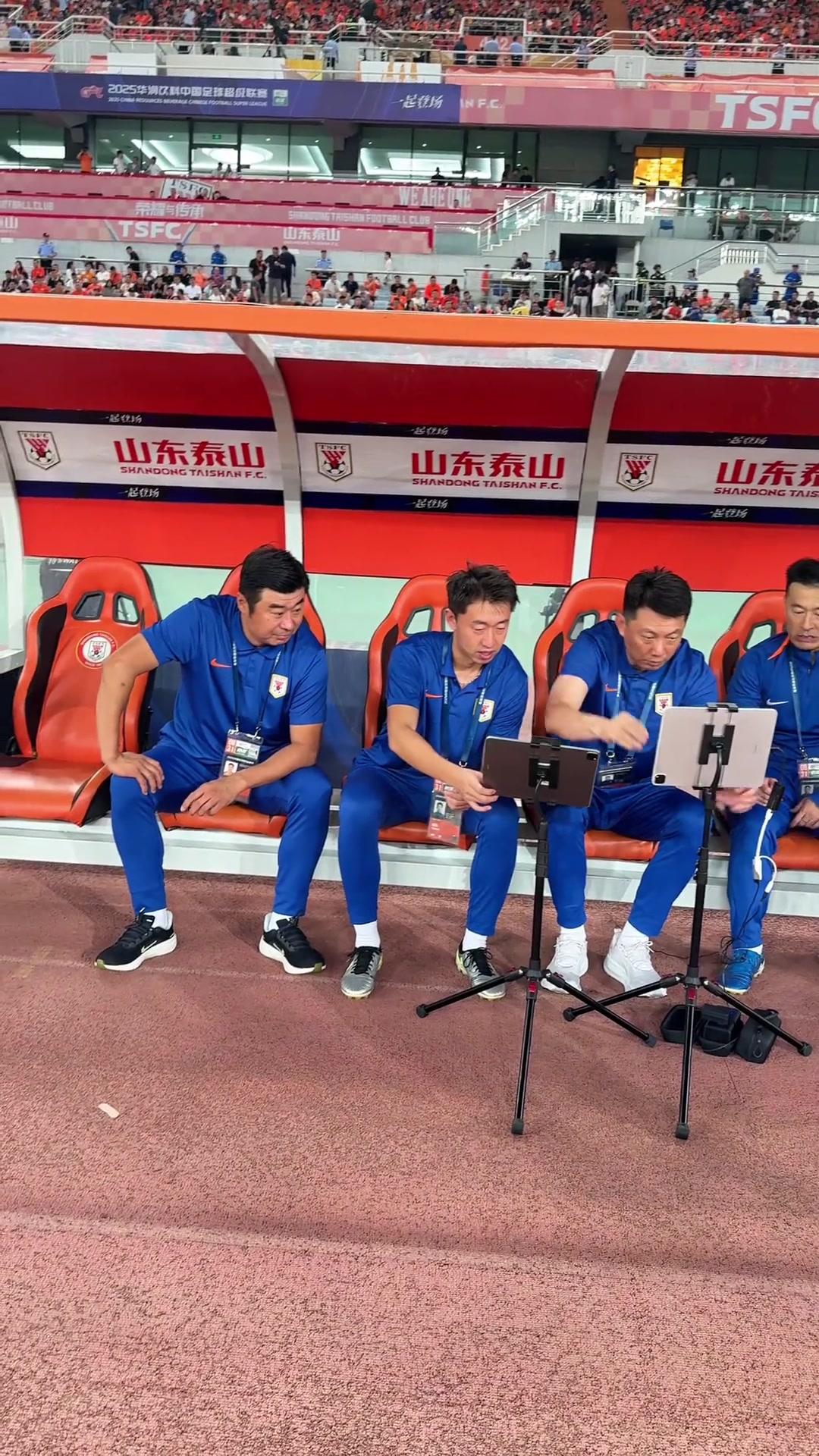 京魯大戰(zhàn)賽前泰山隊(duì)教練組透露著必勝?zèng)Q心韓鵬的表情霸氣