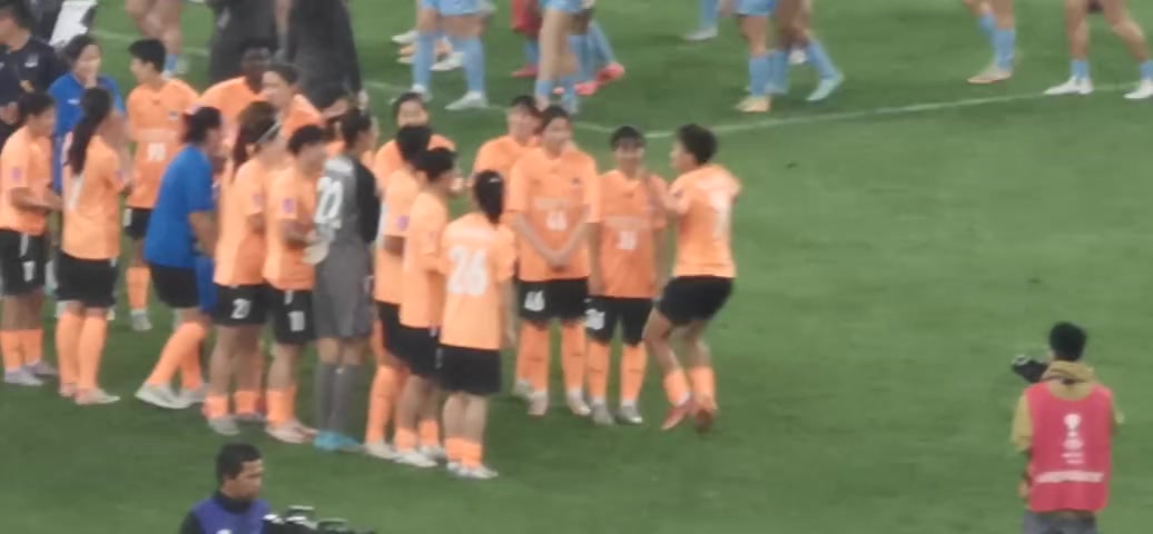 恭喜武漢女足武漢女足列隊等頒獎王霜開心得手舞足蹈