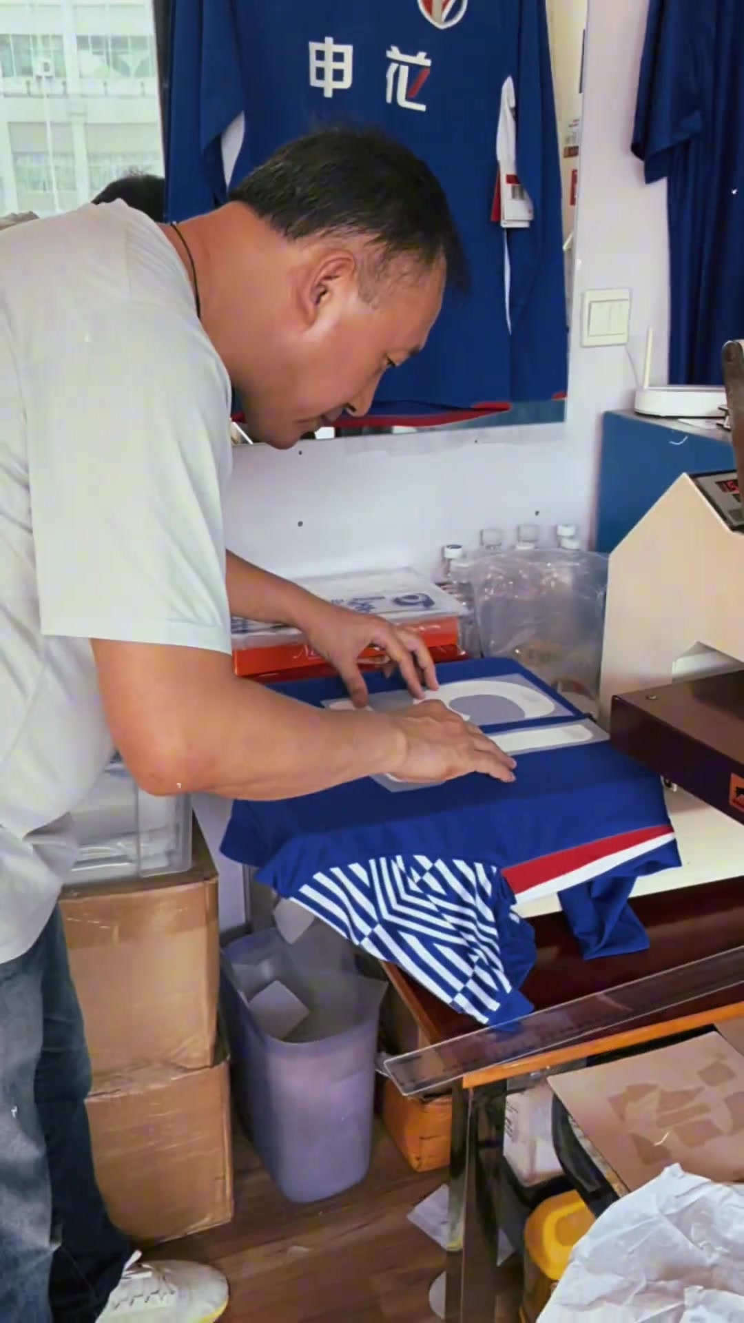 申花女球迷的顏值都這么高嘛還去找老板整了個新球衣