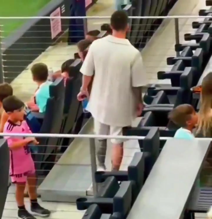 蘇牙兒子漫不經(jīng)心從梅西身邊走過時他媽媽讓回去和梅西打招呼