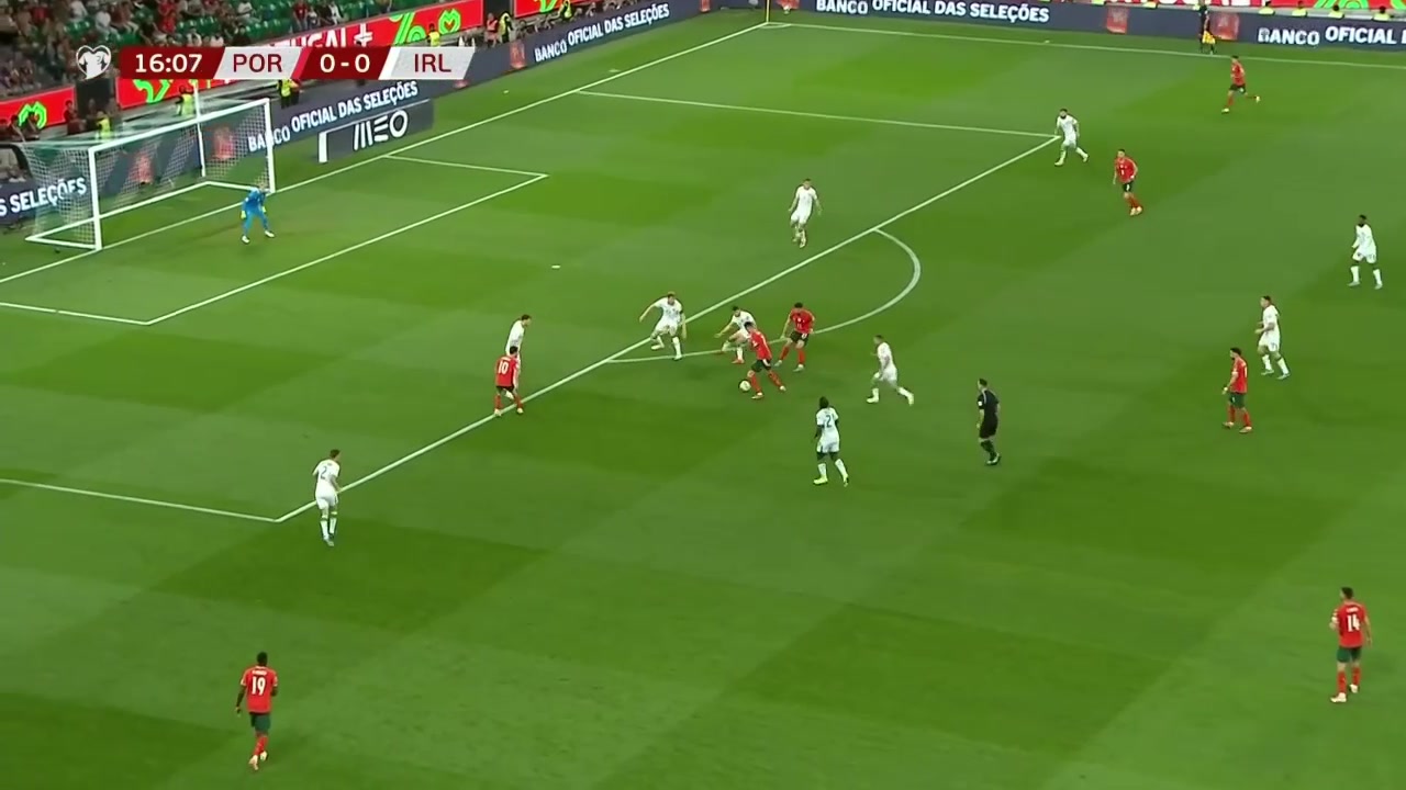 B席這打門太抽象了C羅遠射擊中立柱B席補射空門竟打偏了