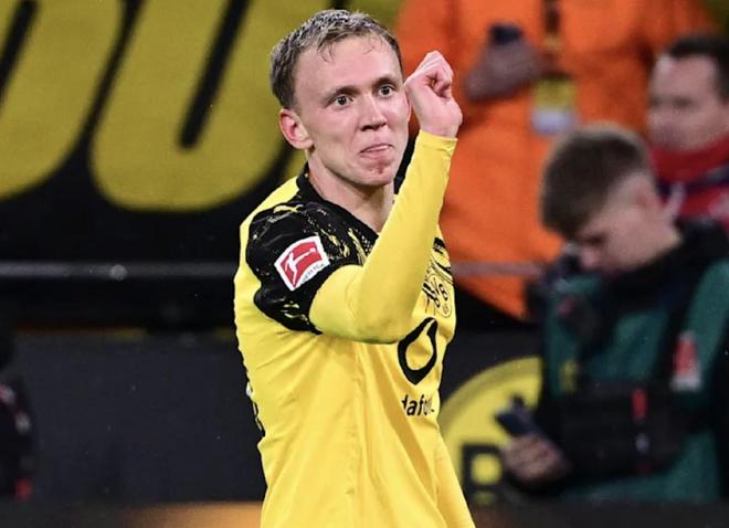 絕殺科隆后做擲飛鏢動作，圖片報：拜爾與知名飛鏢選手有約定