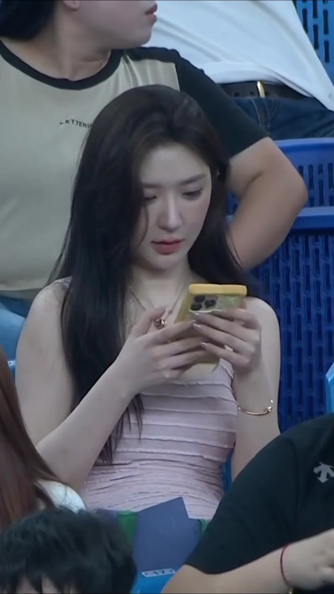 打幾分中超場(chǎng)邊的美女球迷