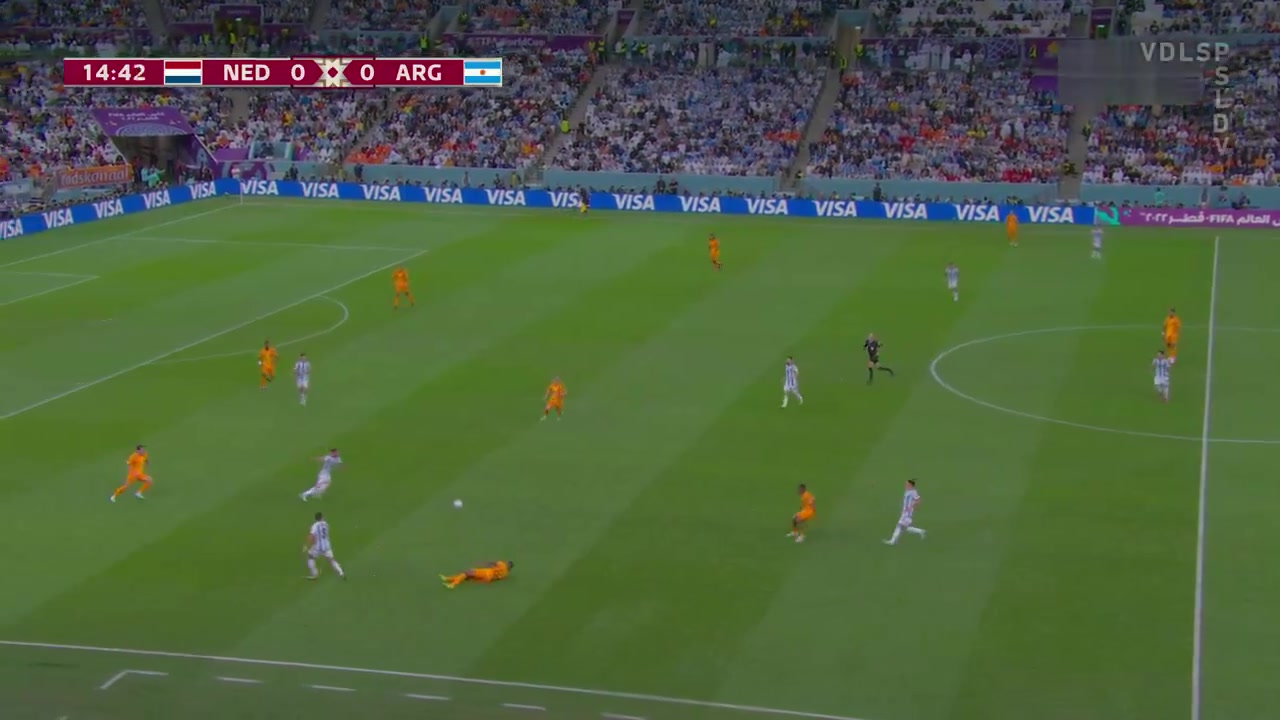 真是瘋狂世界杯時(shí)阿庫尼亞也對鄧弗里斯做出過危險(xiǎn)犯規(guī)