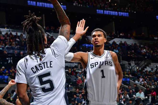 5戰(zhàn)全勝！文班27+18+6+5帽馬刺險(xiǎn)勝熱火 熱巴31+10維金斯24分