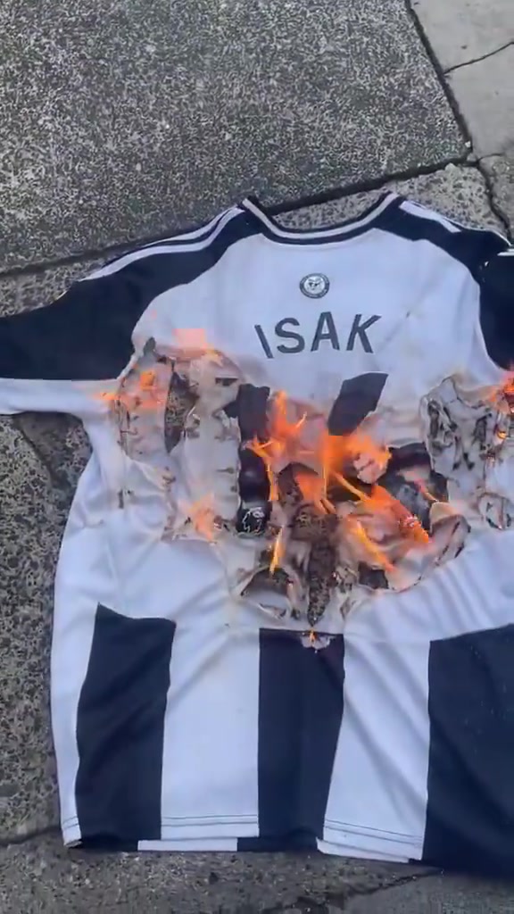 球衣被燒紐卡球迷對(duì)伊薩克很失望