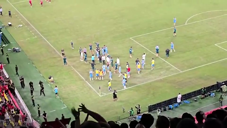 成都vs河南賽后看臺(tái)沖突球迷扔水瓶砸中河南隊(duì)人員